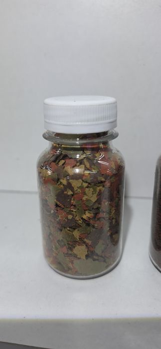 Comida de peixes flocos e granulados