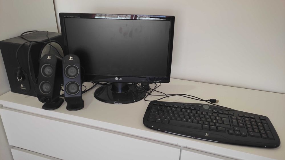 Cojunto monitor, speakers e teclado de computador
