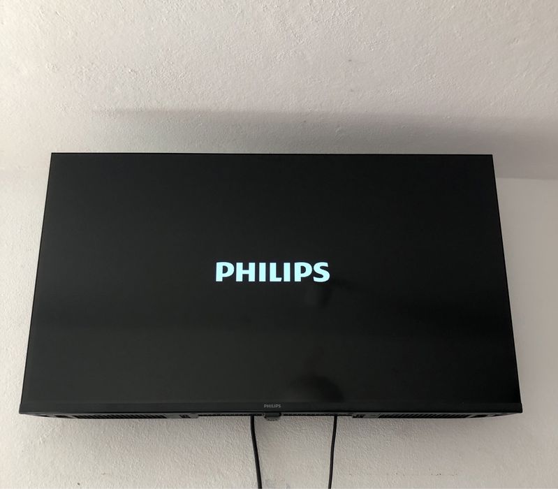 TV Philips 32+ TV Box + 2 télécommandes.