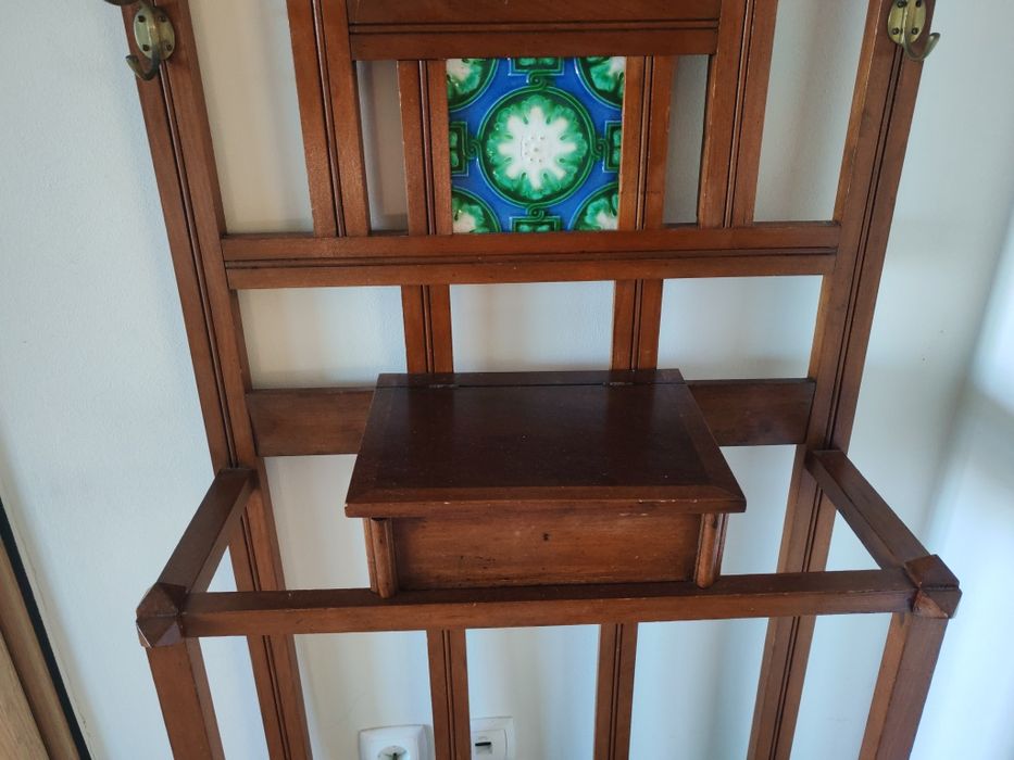 Bengaleiro antigo em madeira com espelho e azulejo