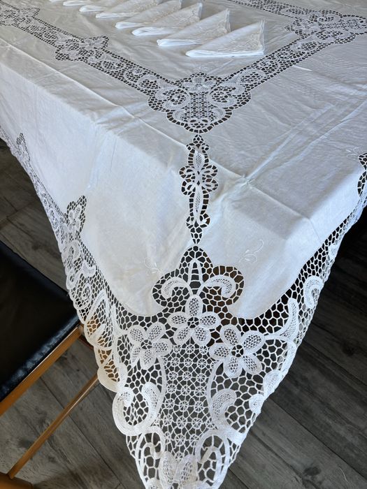 Toalha de mesa em linho com bordado richelieu e 12 guardanapos