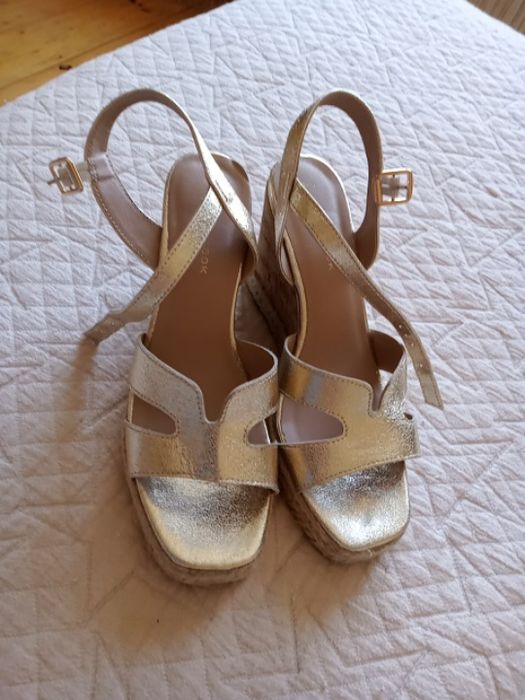 Босоніжки круті new look