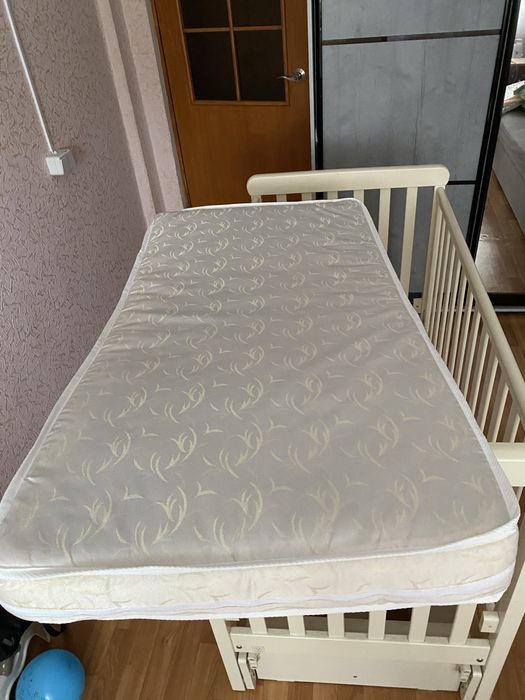 Продам дитяче ліжечко та комод з пеленатором.