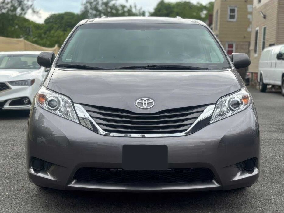 Toyota Sienna      2015