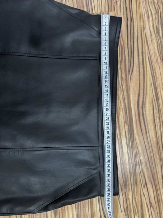 Стильна шкіряна спідниця міді з розрізом