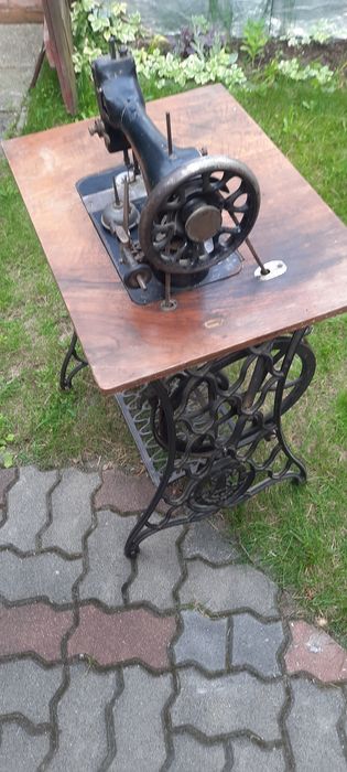 Stara maszyna Singer i stolik