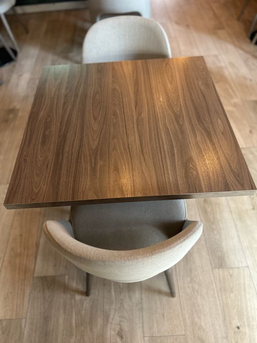 Mesa 80x80 c/ tampo termolaminado efeito madeira