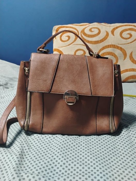 Brązowa torebka damska.