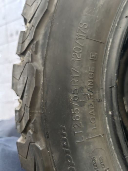 BF Goodrich All Terrain T/A KO2 265/65 R17 Em muito  bom estado