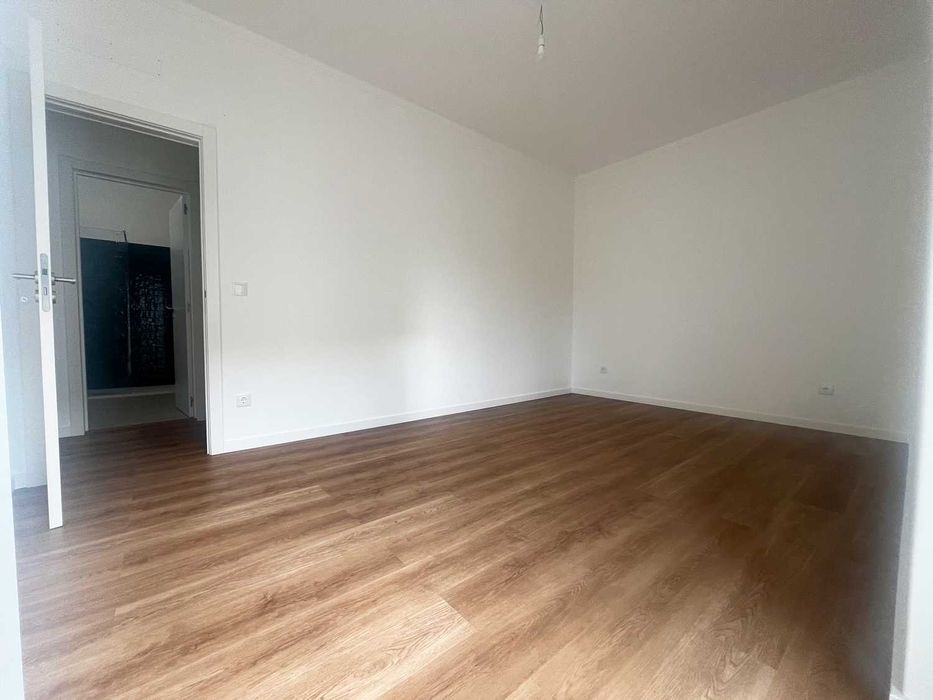 Arrenda-se Apartamento T2 Remodelado - P. NOVO (Centro)