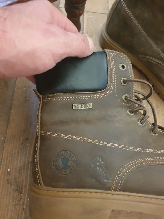 Взуття берци фірмені.