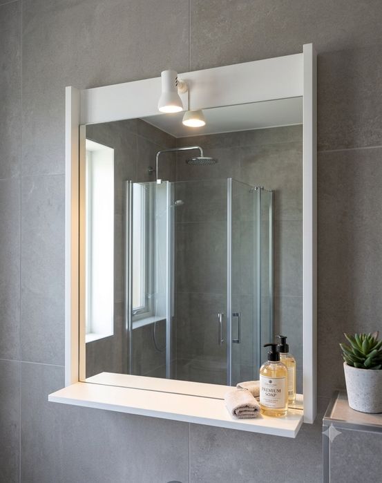 Nowoczesne Lustro Łazienkowe z Półką i LED Białe OUTLET