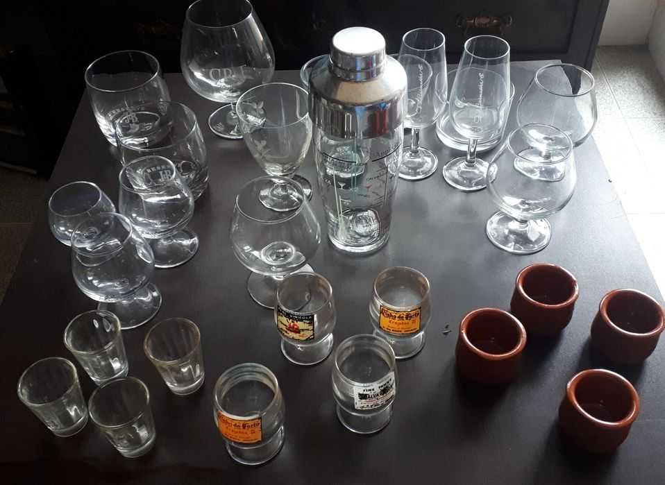 Conjunto copos e shaker com medidas. 29 unidades tudo por 7,50 euros