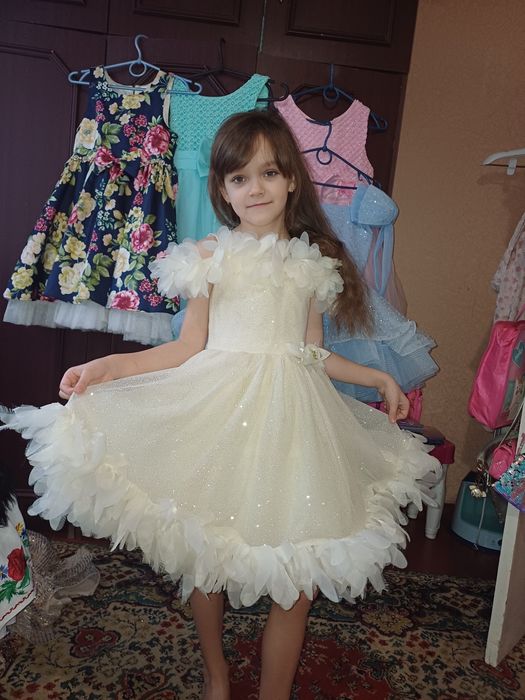 Здаю в аренду дитячі сукні