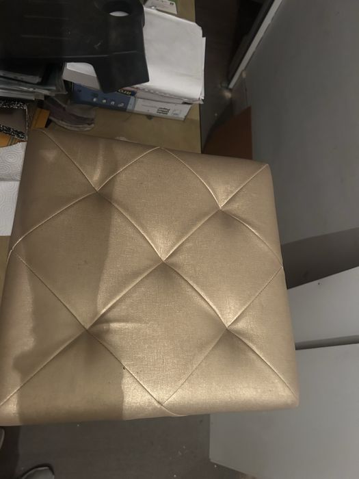 Banqueta dourada com arrumação