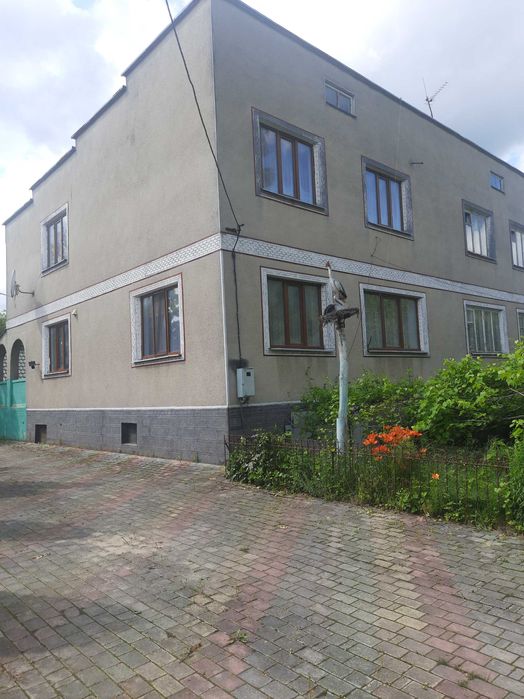 Половина двохповерхового житлового будиноку