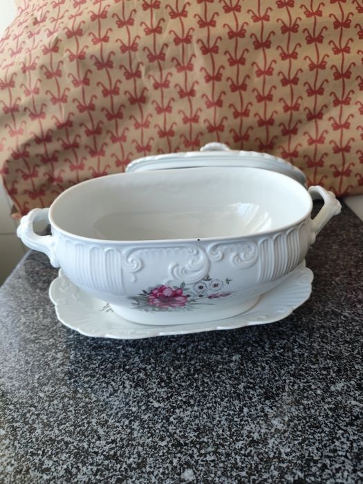 Terrina Vista Alegre com tampa.Vintage.1948-1968.a e uma travessa oval.