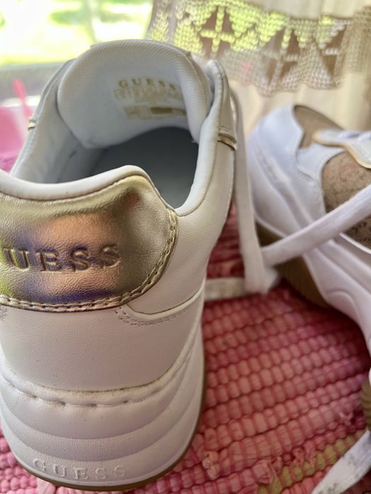 Ténis Guess 39 brancos logo e dourado