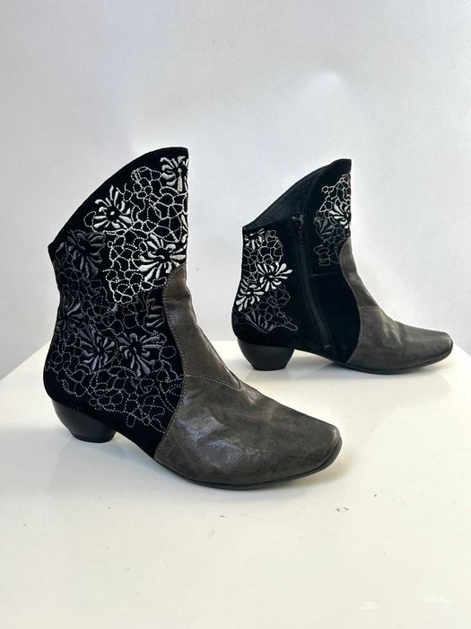 Botki haftowane Think! haft witch wednesday goth lolita kwiaty