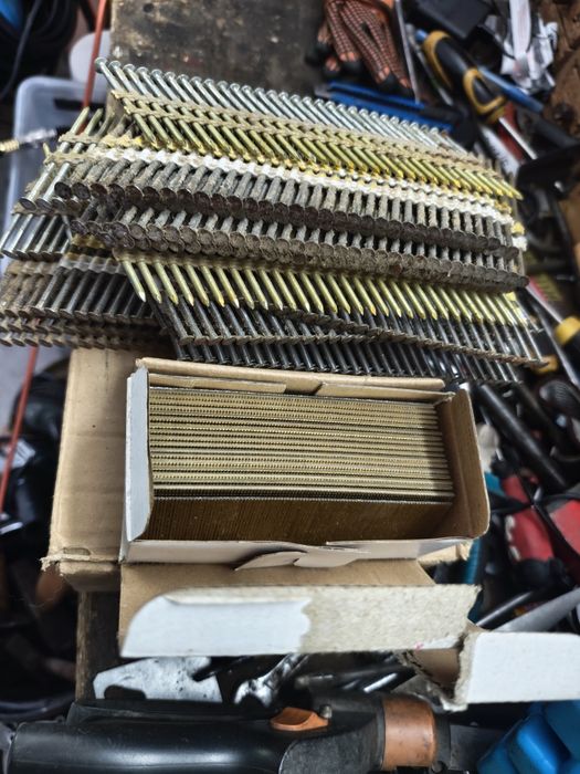 Gwoździarka pneumatyczna Makita AF 505 plus zestaw gwoździ