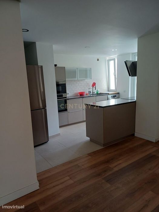 Apartamento T4 remodelado e com varandas frente ao Spacio Shopping dos