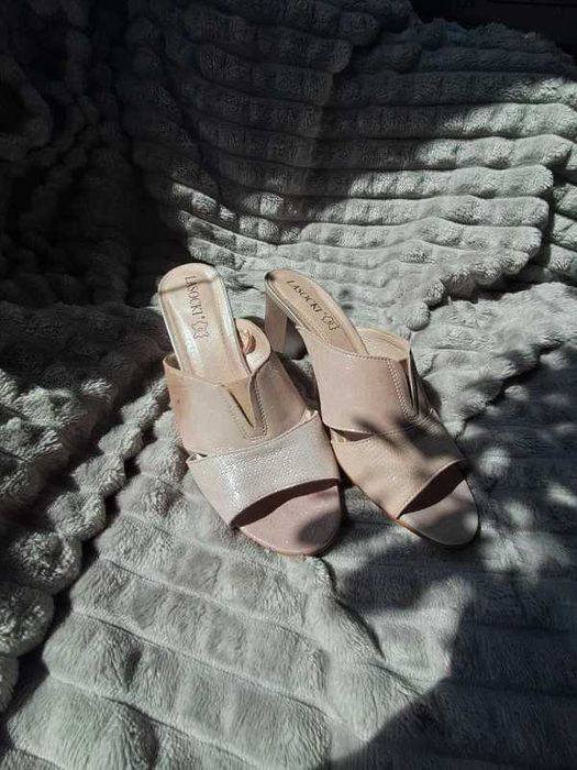 beżowe, eleganckie klapki na słupku Lasocki