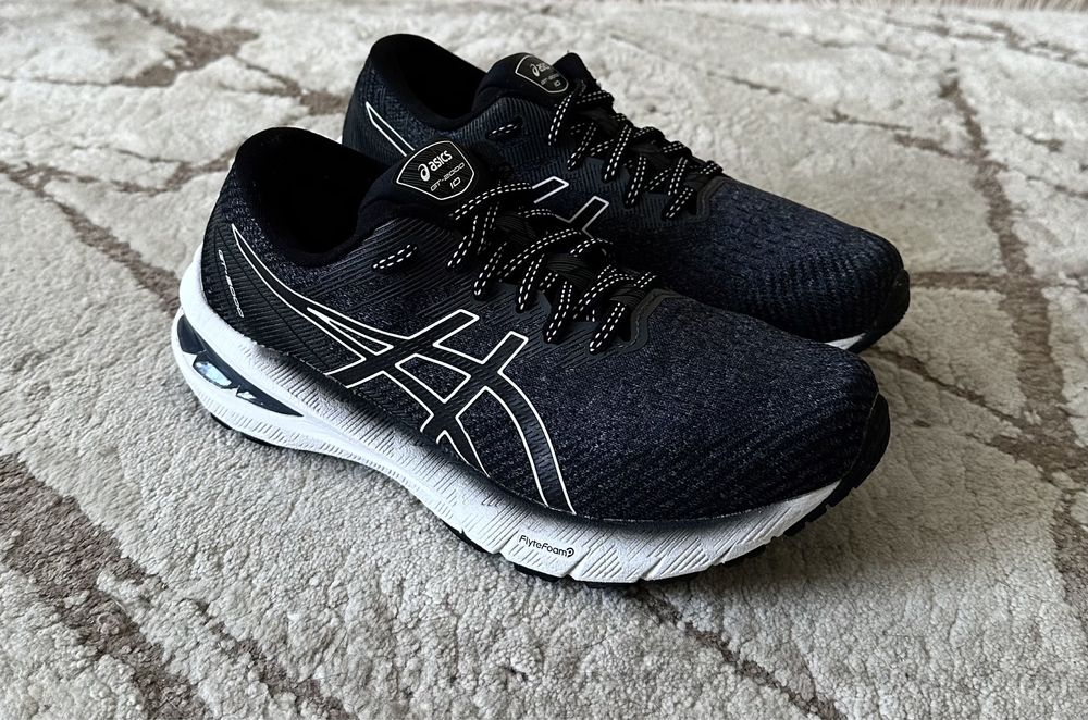 Asics кросівки жіночі 37 р. Устілка 23,5 см оригінал