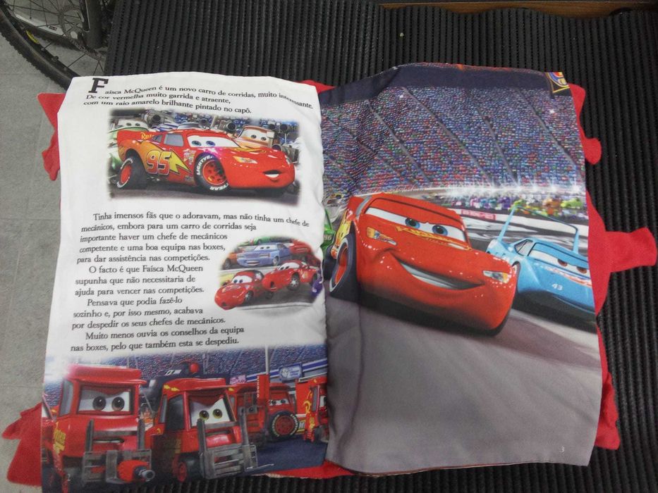 Livro/Almofada Carros da Disney Pixar