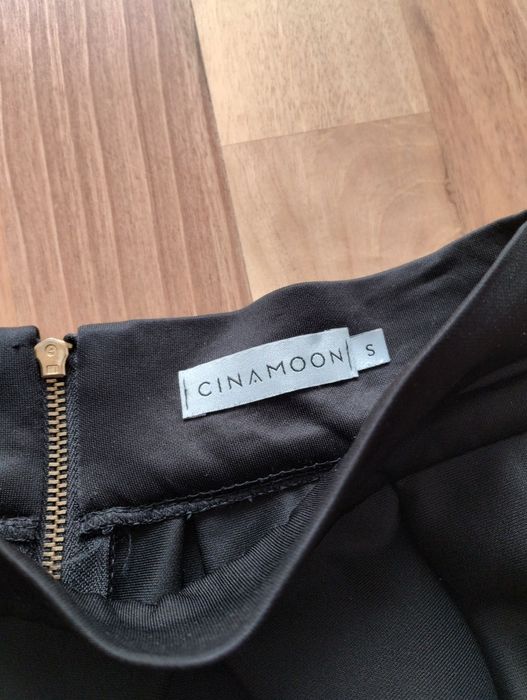 Czarna spódniczka rozkloszowana mini CINAMONON R 36 S