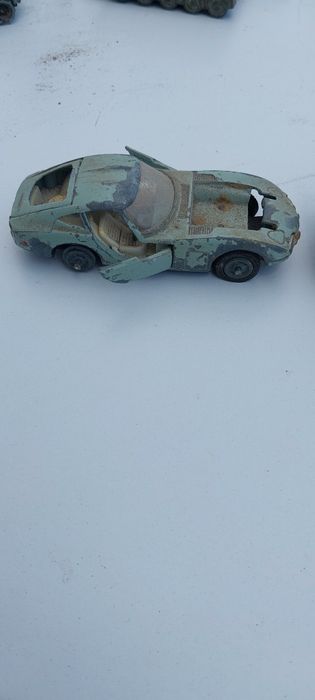 Продаються іграшкові машинки.