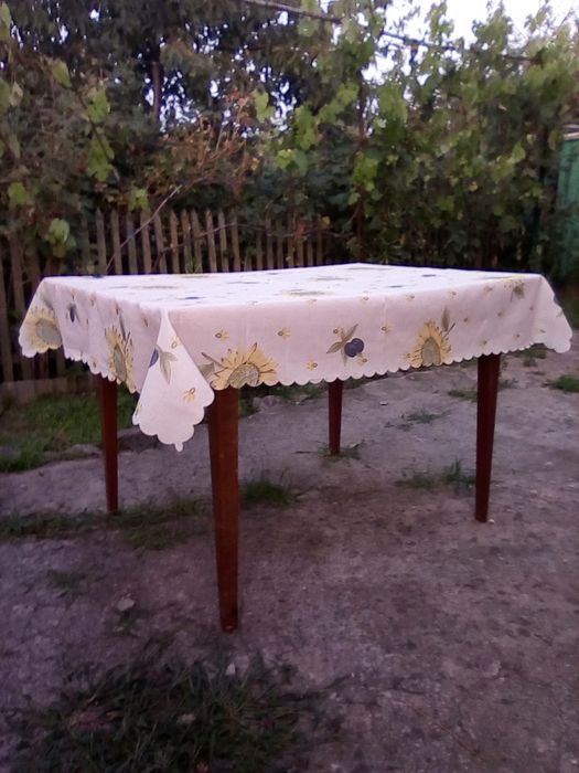 Продаються б/у 2 крісла, письмовий та гостинний стіл