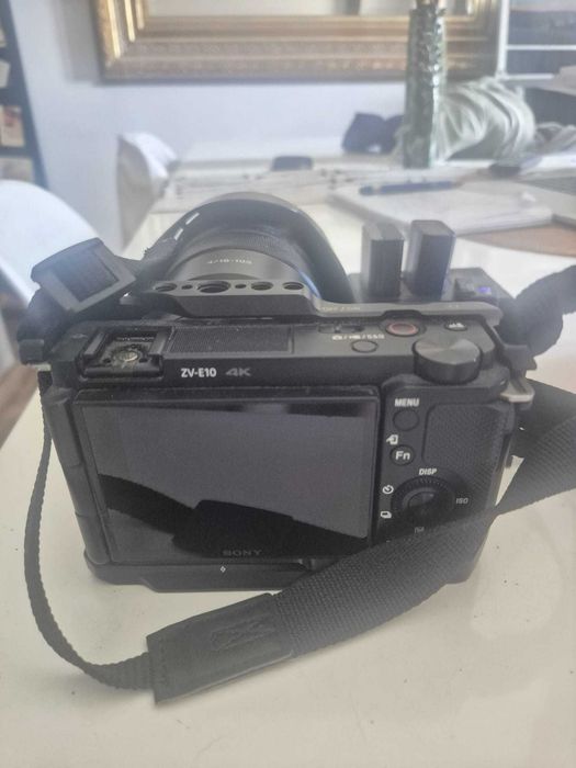 Sony ZV-E10 + 18-105mm F4 G OSS + SmallRig Cage + 2 Baterias