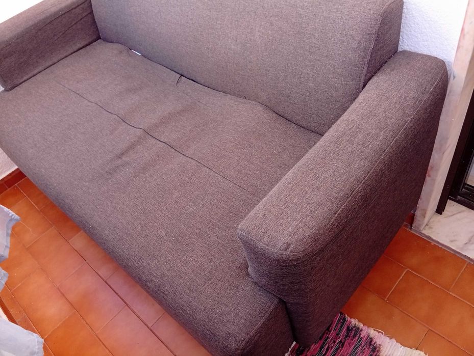 Sofá castanho de 2 lugares