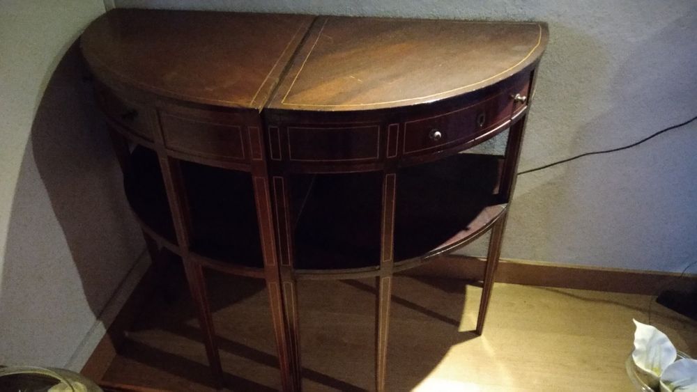 Mesas de canto em madeira