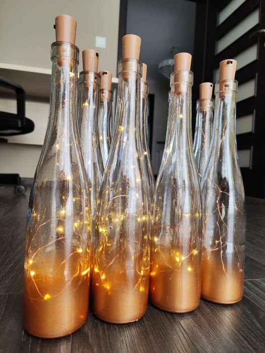 9 sztuk ozdobne butelki złote że światełkami w środku lampki na stoły