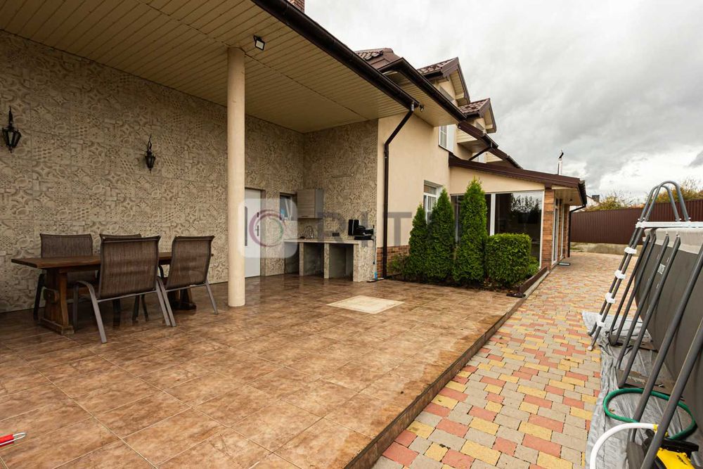 Продаж будинок з ремонтом 320м2 в с. Сокільники, вул. Довбуша.