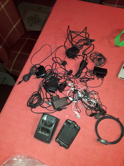 20 telemoveis variados 3 tablets ,carregadores varios e phones varios