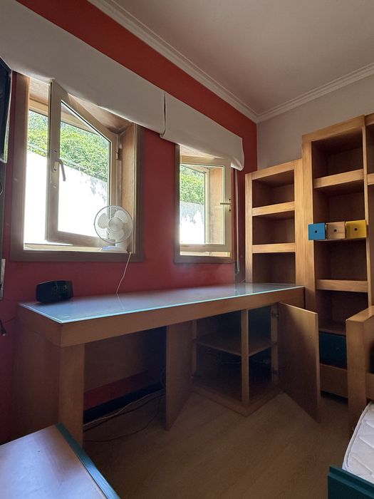 Mobilia de quarto de criança com secretaria