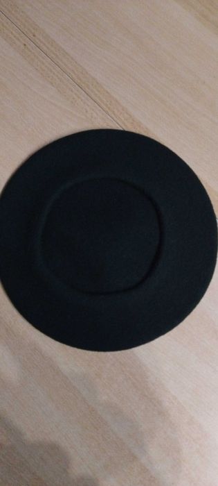 Beret z antenką w kolorze ciemnozielony.