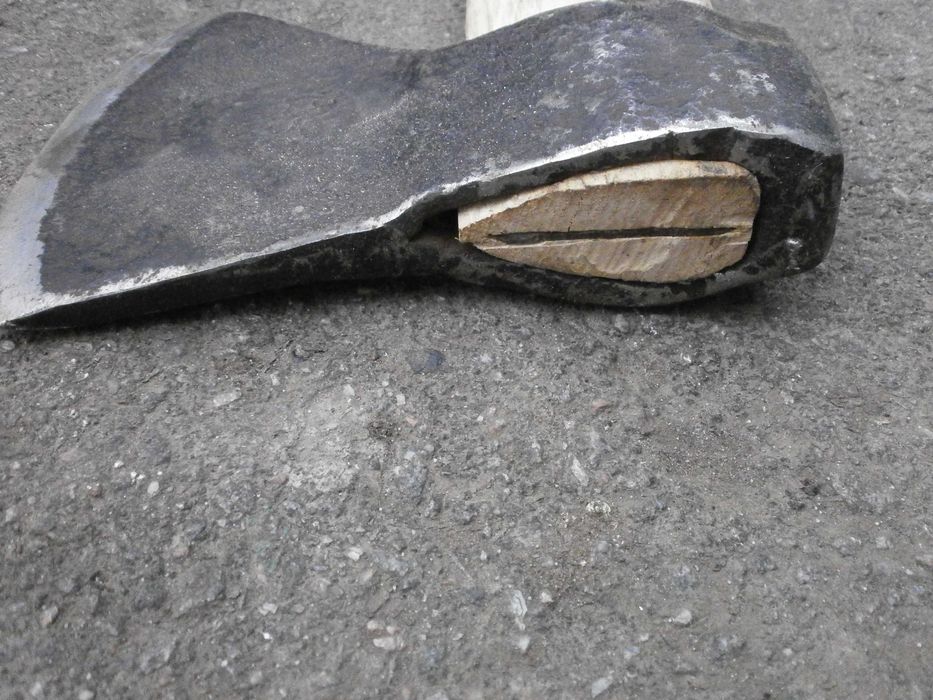 Советский топор весом 1.680 кг