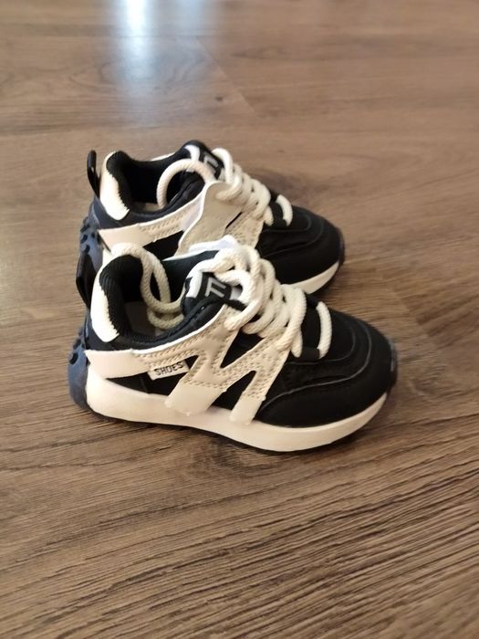 Продам дитячі кросівки нові