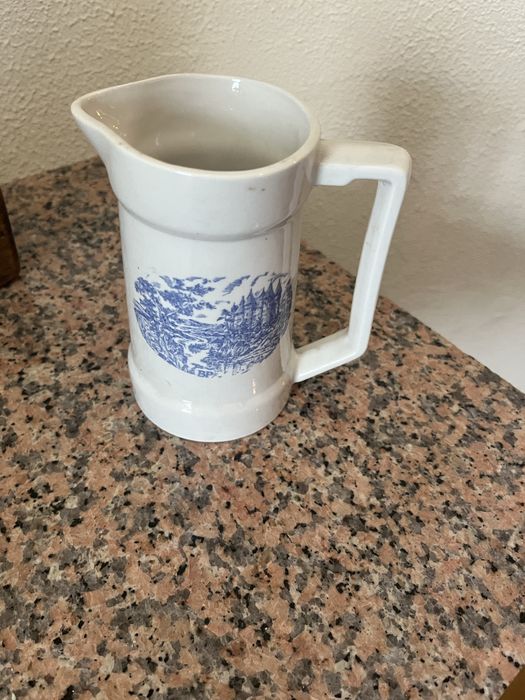 Caneca antiga de porcelana