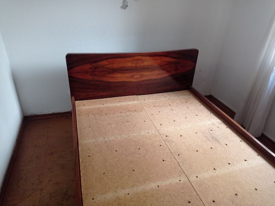 Cama e mesas de cabeçeira em estilo escandinavo de madeira maciça