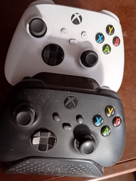 Sprzedam Xbox Series X 1TB 2 pady i stację ładującą