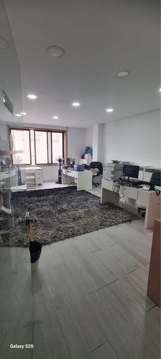 Loja c/ 451m2 em Gaia, Avenida Vasco da Gama, N222, Vilar Andorinho