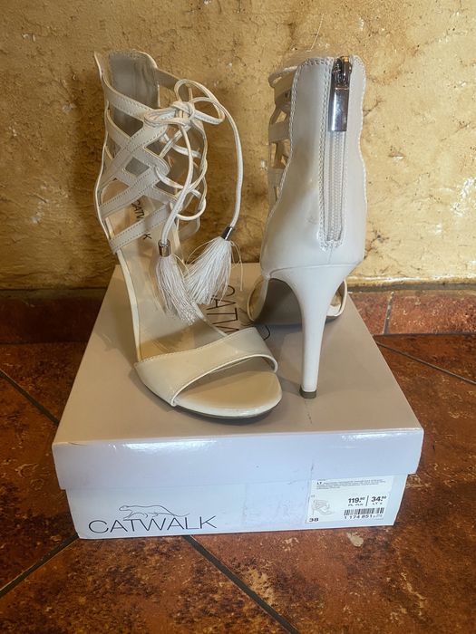 Białe nowe sandałki