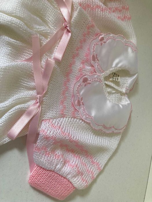 Roupa de Bebé Rosa e Branca em Acrilico
