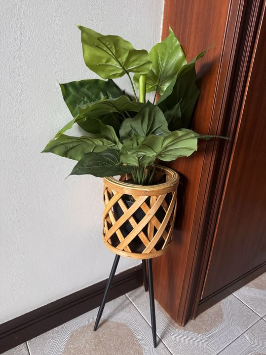 Floreira com planta artificial