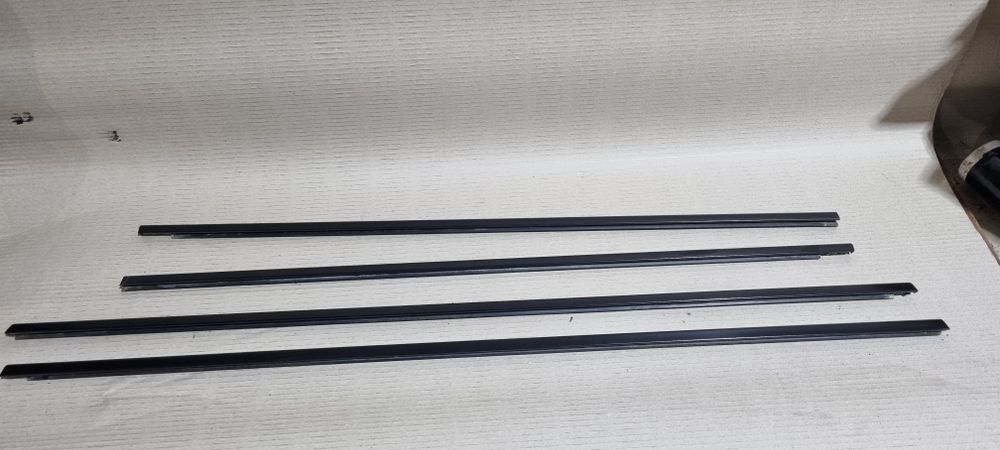 Listwa szyby listwy zgarniające czarna bmw 5 e61  komplet Shadow line