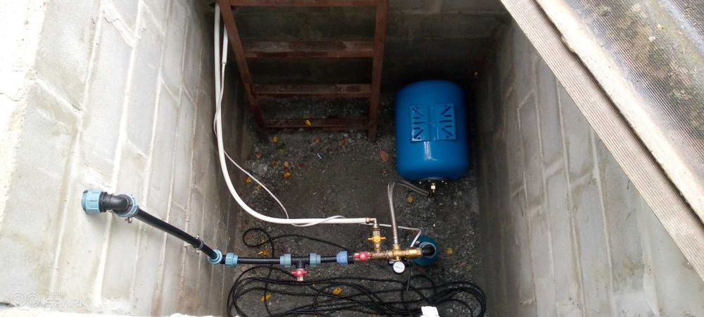 Буріння скважин. Скважина з водою. Буріння свердловин. Пишіть